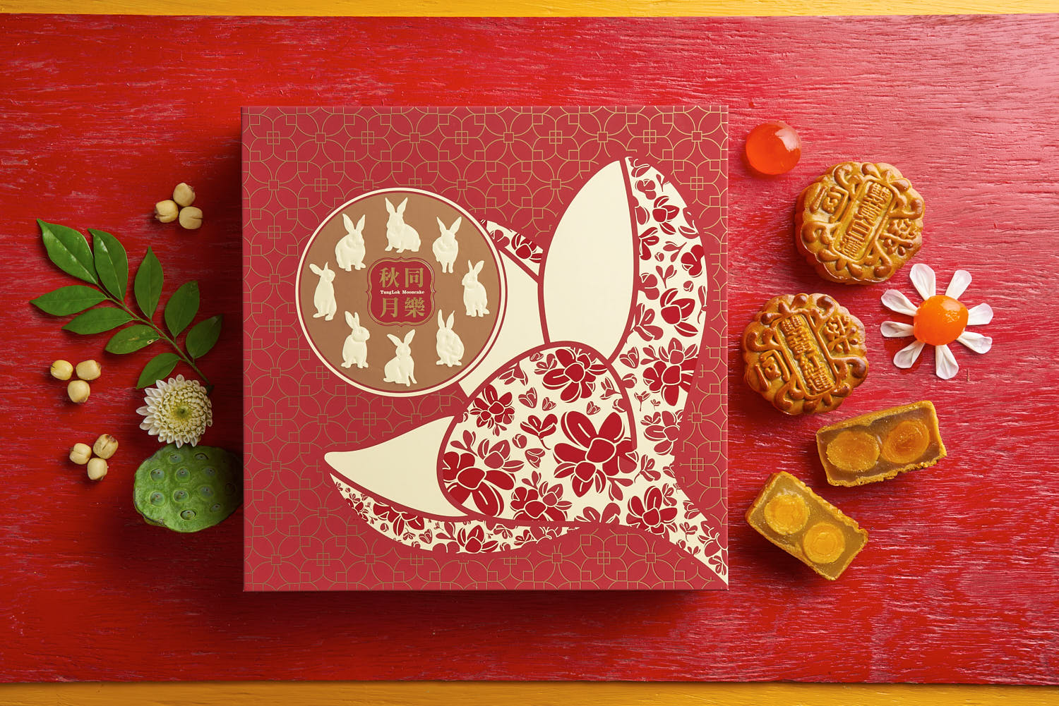 Tung Lok mooncake with double yoke packaging.