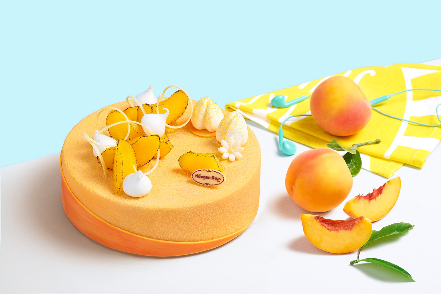 Elegant peach ice cream cake featuring a smooth peach-flavored ice cream base, garnished with peach chunks.