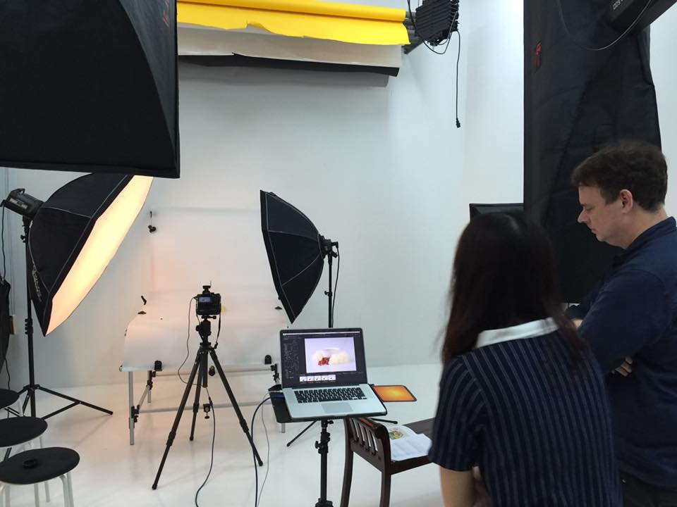 studio-food-photography-clients-reviewing