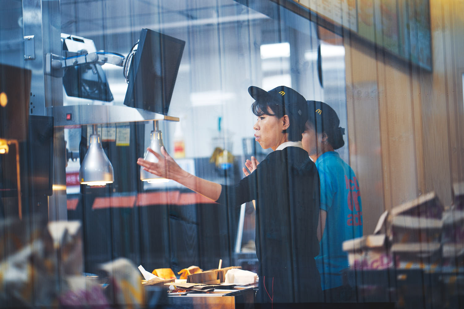 Team supervisor giving instructions to ensure a smooth workflow and effective results.