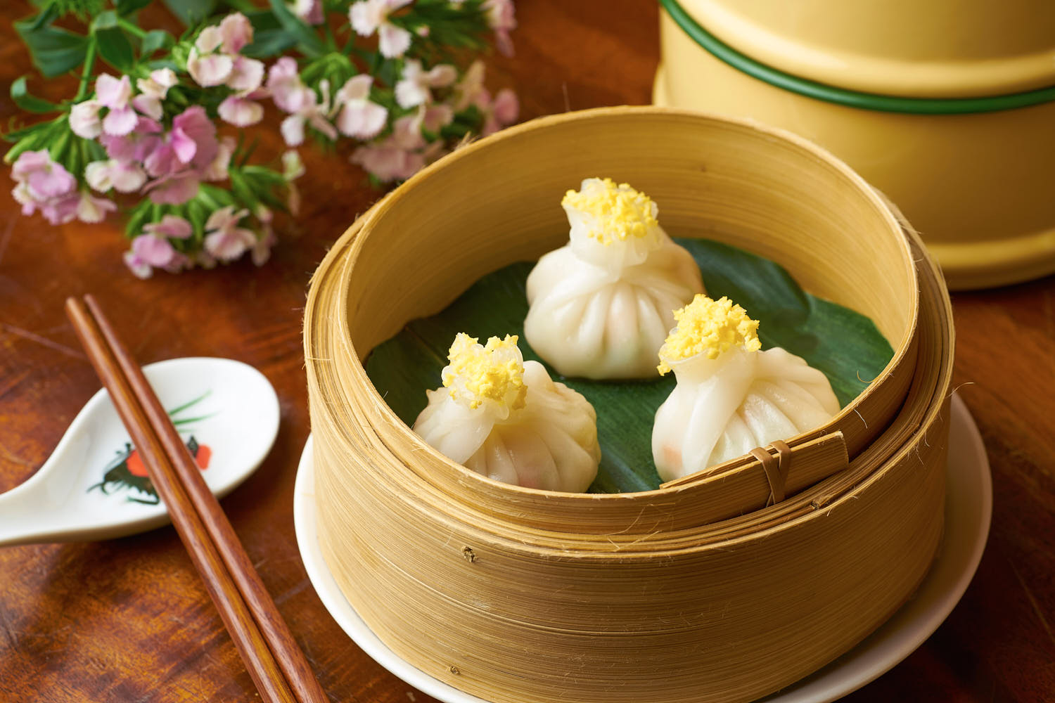 Steamed dim sum dumplings served in a traditional bamboo basket.